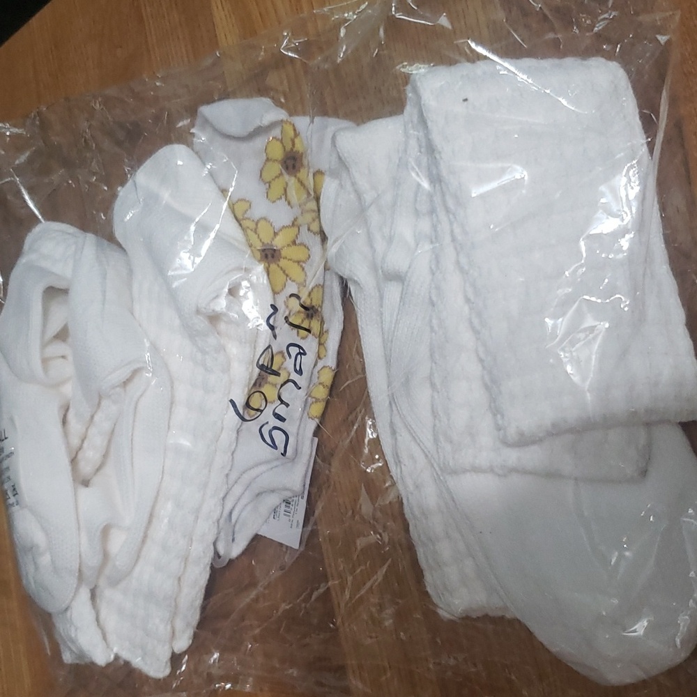 6 pairs of small socks. 5 crew and 1 pair of no show.